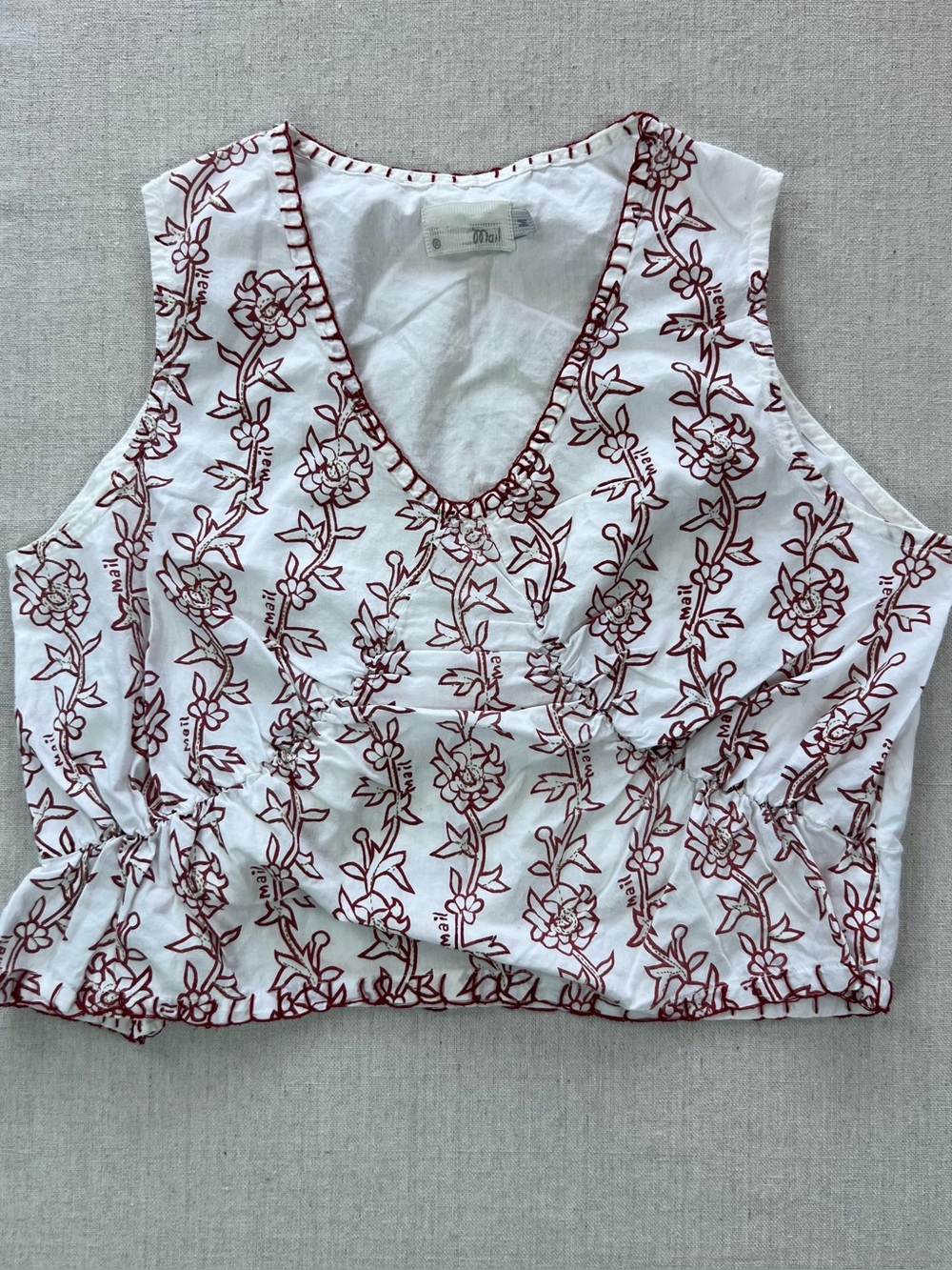 White V-Neck Red Floral Sleeveless Cropped Soft Feminine Indie Chic Top Size-M